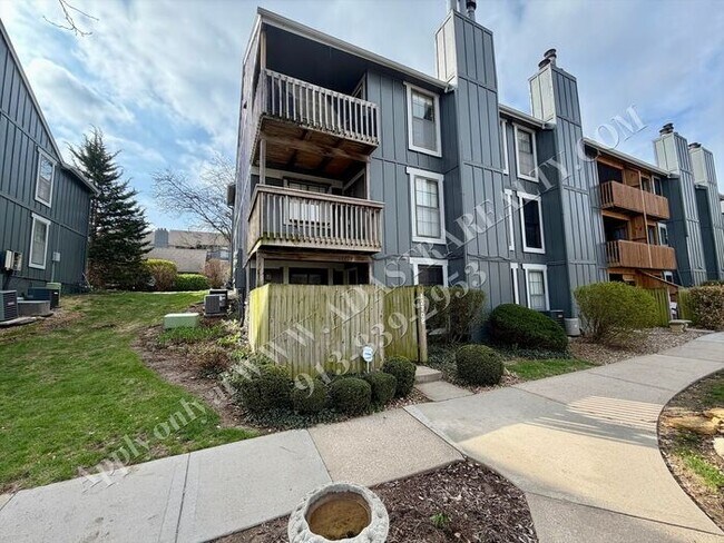 Foto del edificio - Spacious 2 Bed 2 Bath Ground Floor Unit-Available NOW!!