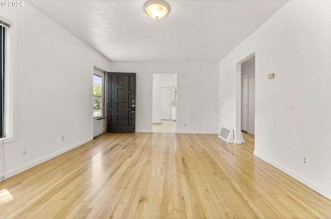 Building Photo - Super Cute 2 Bedroom House in Portland wit...