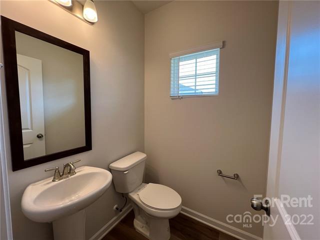 Foto del edificio - 208 Sagecroft Ln