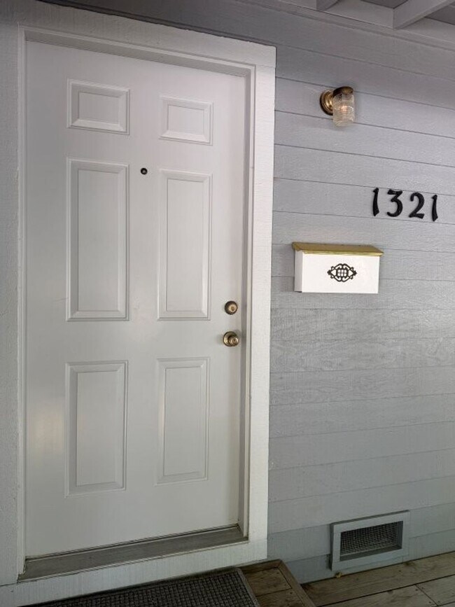 Foto del edificio - 1321 Chestnut Ln