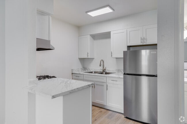 Studio, 1BR - 405SF - Kitchen - La Terraza