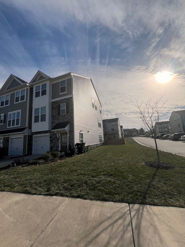Building Photo - 635 Eking Green Dr