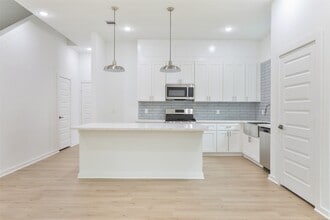 Building Photo - 9349 Lavender St