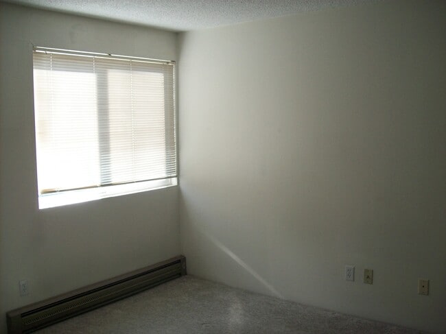 Building Photo - Classic 2 Bedroom 2 Bath Condo near Lakewa...