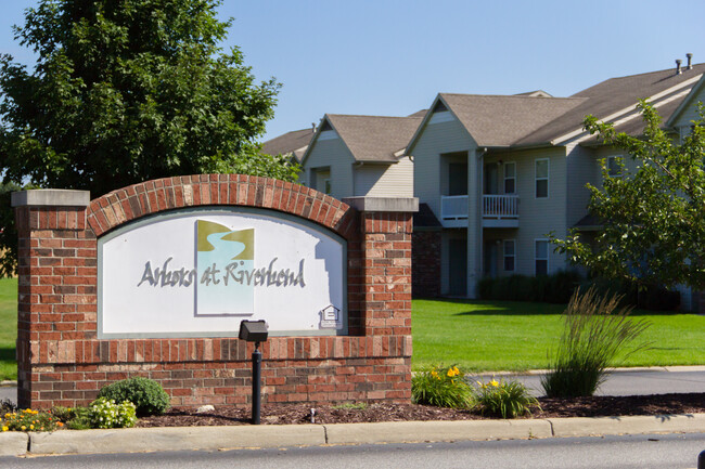 Foto del edificio - Arbors at Riverbend Apartments