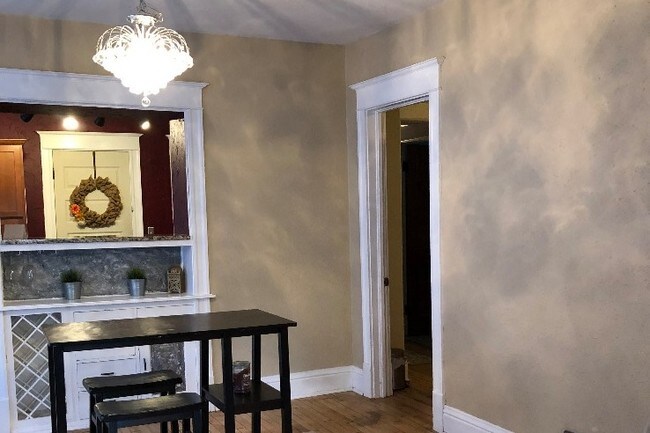 Comedor con vitrina - 2119 E Bradford Ave