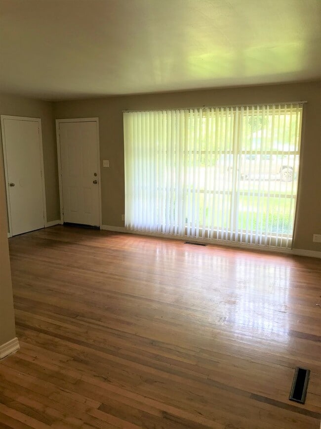 Building Photo - 215 Bamboo Dr