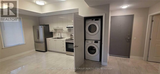 Building Photo - 32 Wellington St E