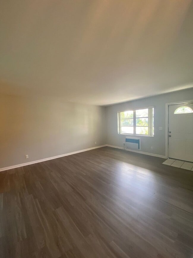 Foto del edificio - 612 Prosperity Farms Rd