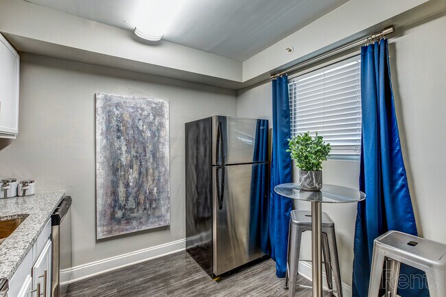 Building Photo - Elite At Lakeview