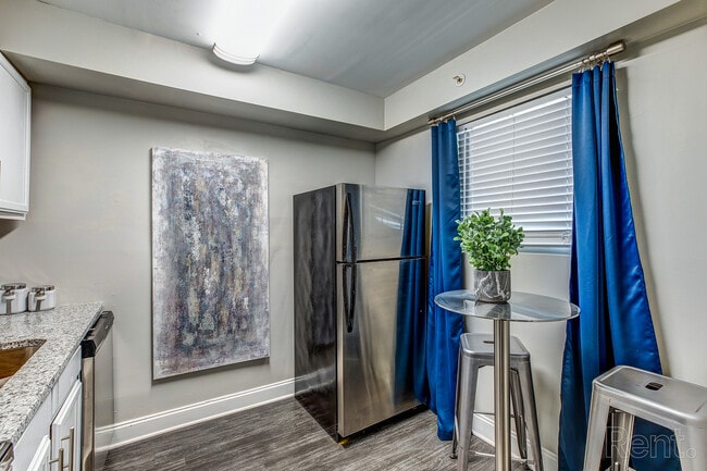 Building Photo - Elite At Lakeview