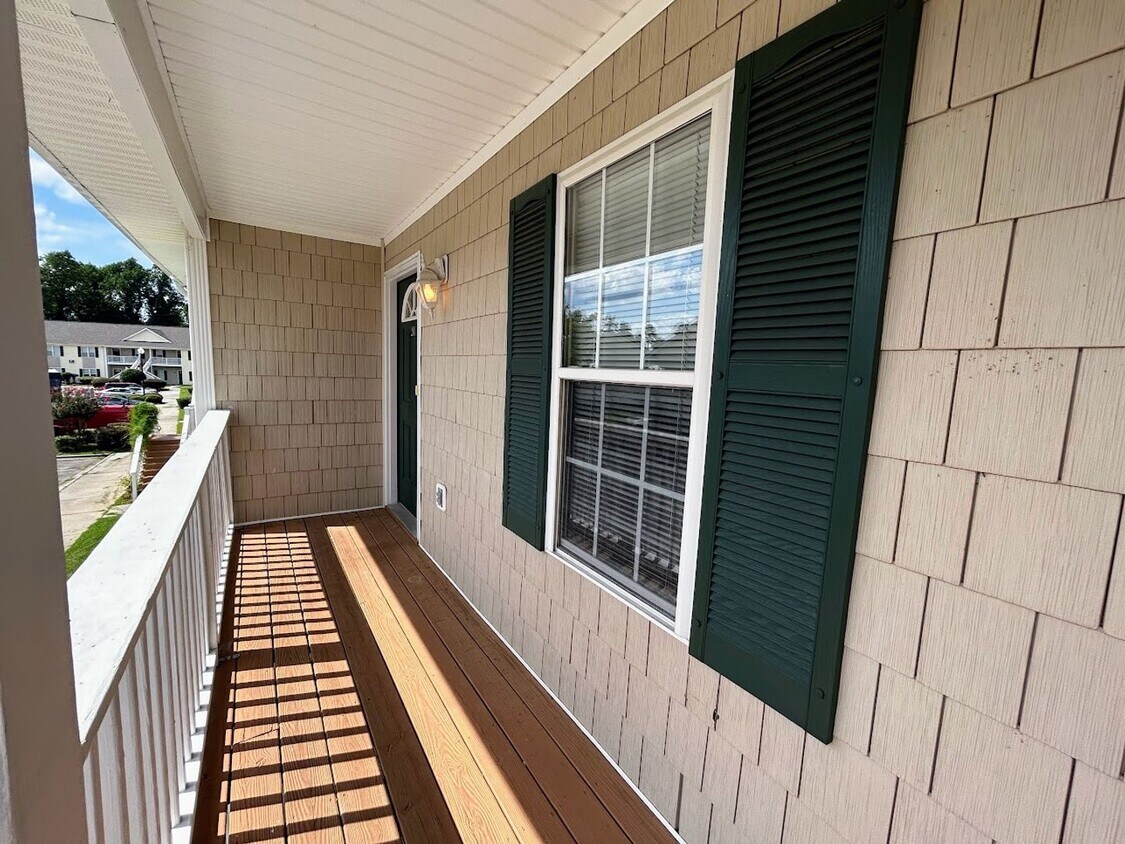 Foto principal - 2BR Condo in Holton Place – Pool, Porch, a...