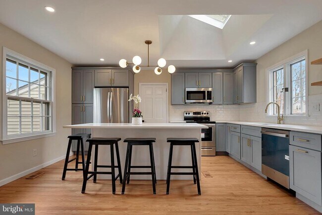 Foto del edificio - 719 Halstead Rd