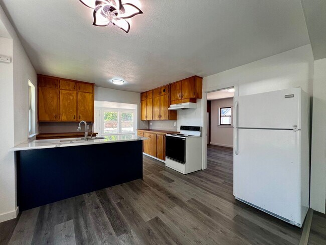 Foto del edificio - Non-Refundable & Security Deposit Total: $2100.00