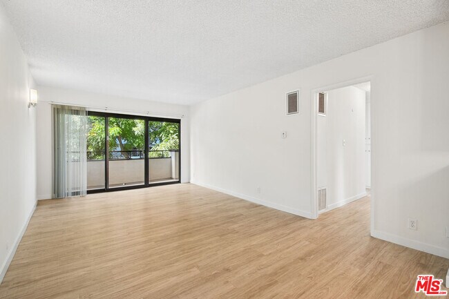 Foto del edificio - 7540 Hampton Ave