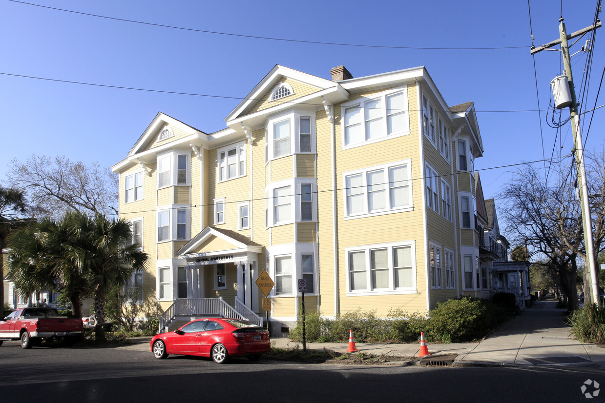 Building Photo - Colonial Apartments