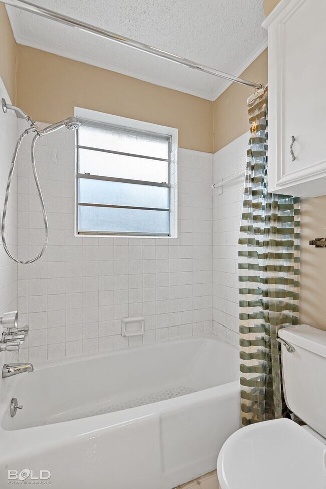Building Photo - Sweet Charmer in Bossier City!