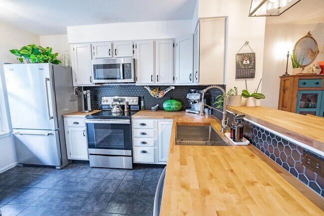 Building Photo - Lousiville Townhome Ready to Lease!
