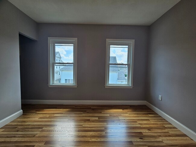 Building Photo - 33 Linden St