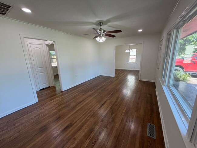 Foto del edificio - Bright, Updated 3 Bedroom Home with Modern Finishes