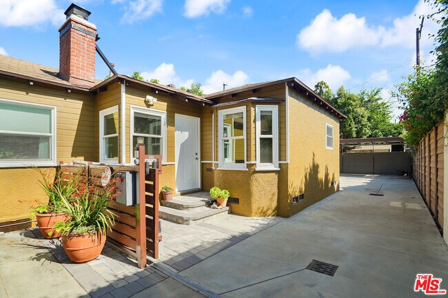 Building Photo - 10760 Valley Spring Ln