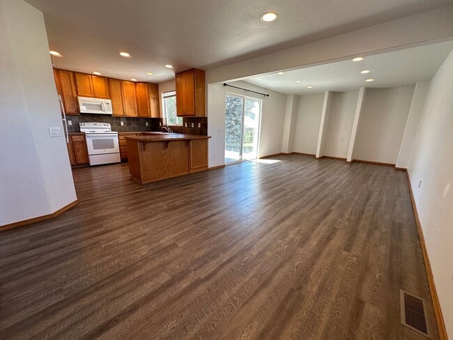 Building Photo - BONUS RENT SPECIAL! Spacious 4 Bed, 2.5 Bath Home!
