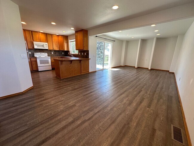 Building Photo - Spacious 4 Bed, 2.5 Bath Home!