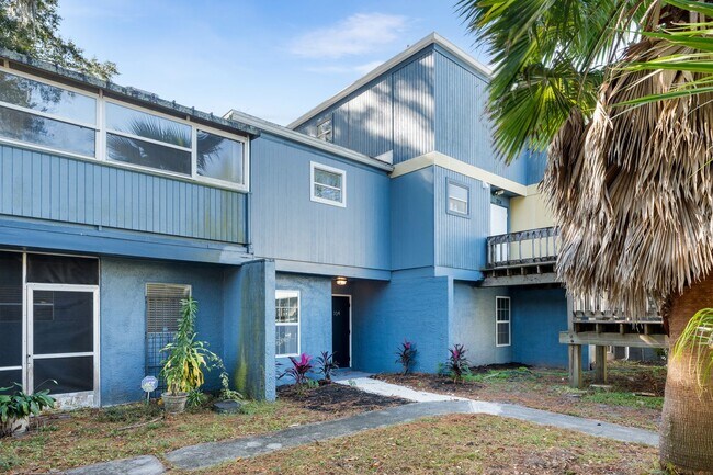 Foto del edificio - Fully Renovated 3BR/2BA Condo with Private Fenced Yard – Prime Location Near Oaks Mall & I-75