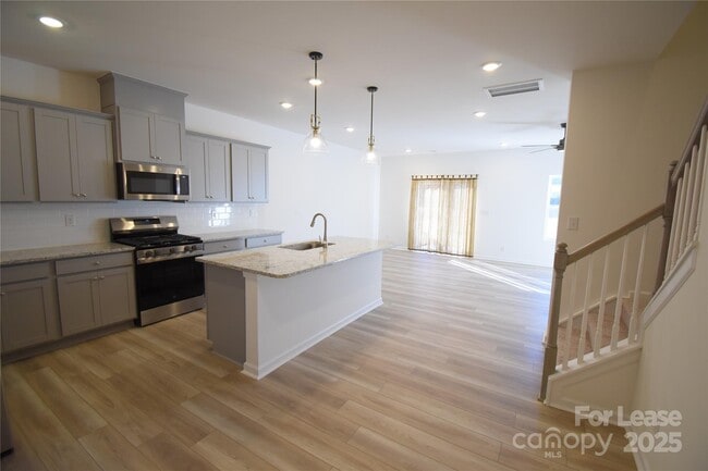 Building Photo - 752 Kitfox Dr NW