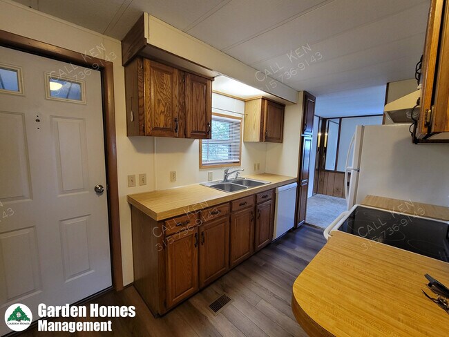 Building Photo - 3 Blossom Ln