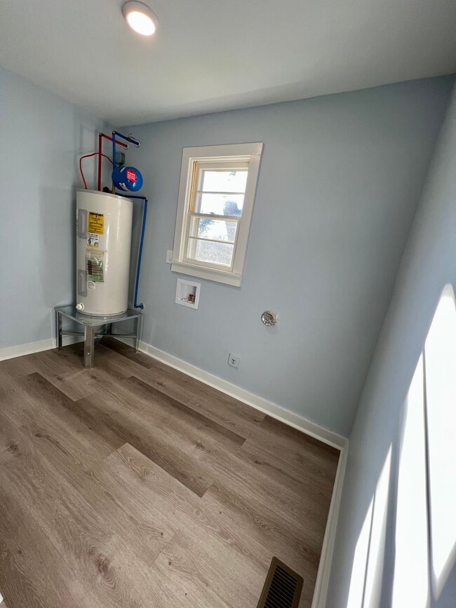 Building Photo - 2 Bedroom House with Workshop