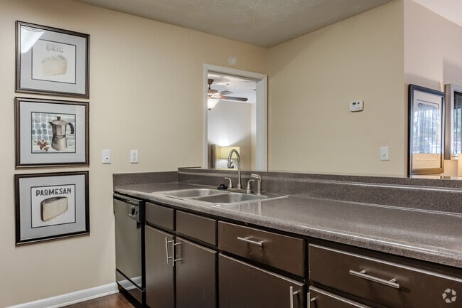2BR, 2BA - 1005SF - Kitchen - Harvard Place