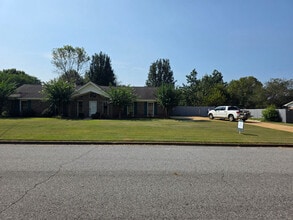 Building Photo - 4165 Brentwood St