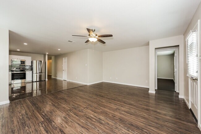 Foto del edificio - 8820 Elk Creek Ln