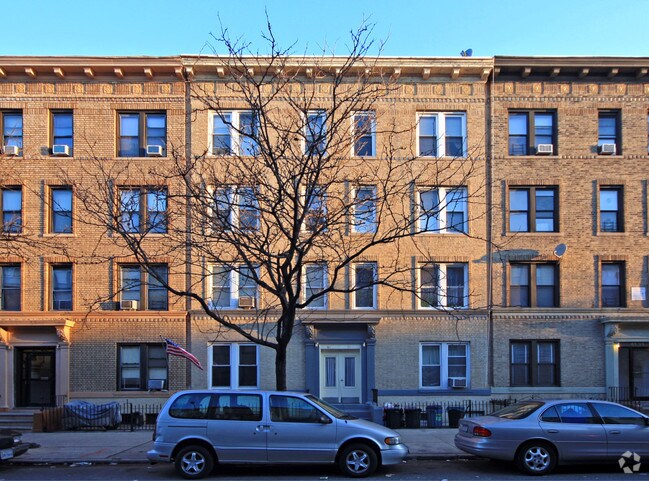 Foto del edificio - 61-31 Madison St