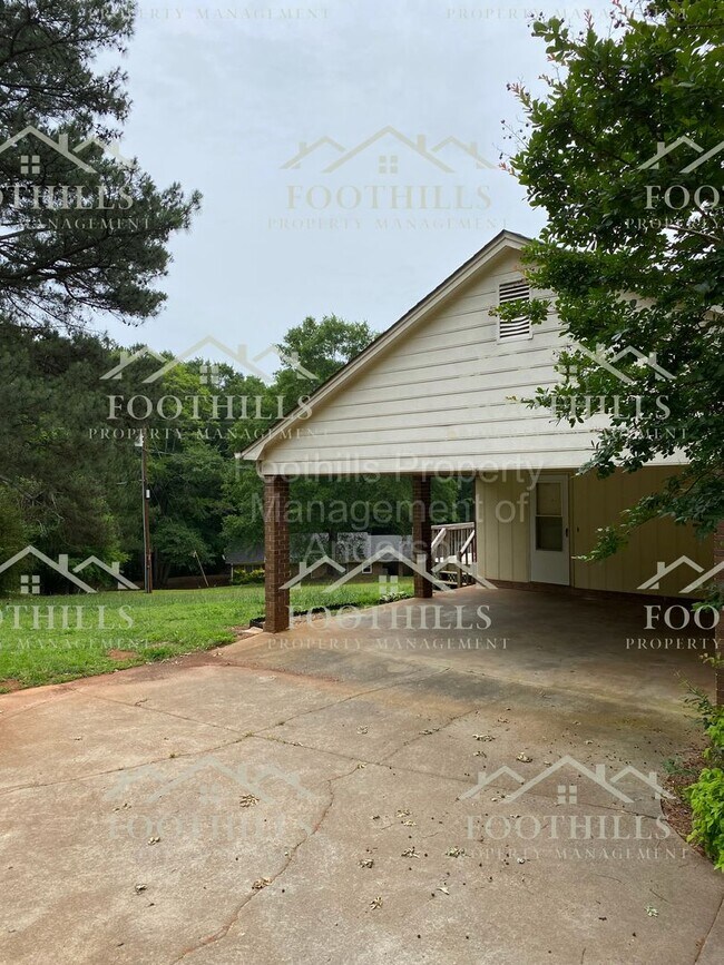 Building Photo - Inviting Retreat Close to Downtown: Firepl...