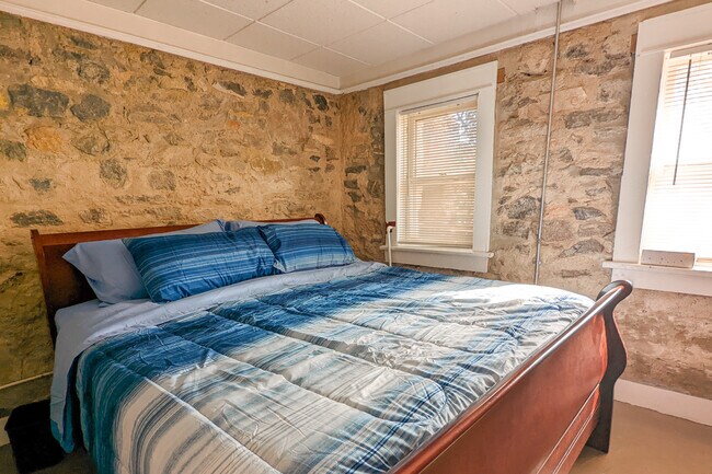 Una cama tamaño king podría caber en el dormitorio principal. - 418 Fewel St