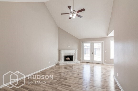 Foto del edificio - SELF TOUR NOW! - 2813 Sutherland Dr, Thomp...