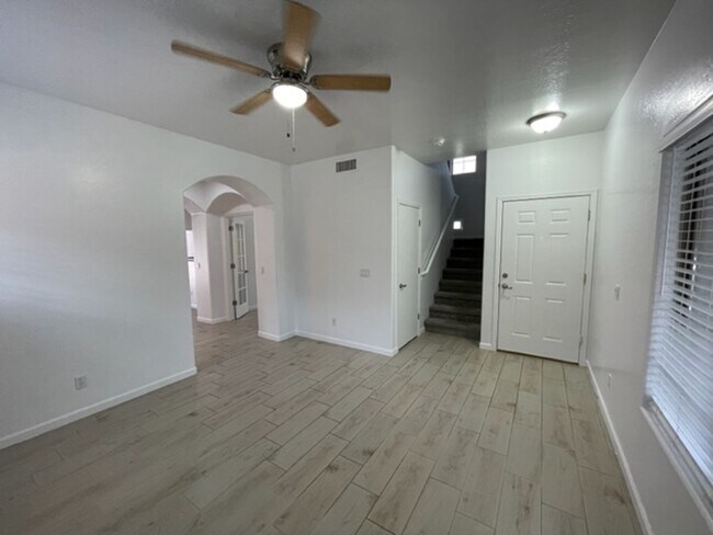 Foto del edificio - 3 Bedroom plus Den w/2.5 Bathrooms Chandler (AZ Ave. and Warner)