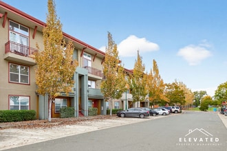 Building Photo - 905 Doubles Dr