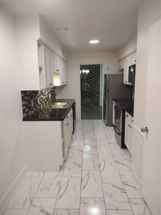 Building Photo - 13150 Trail Hollow Dr