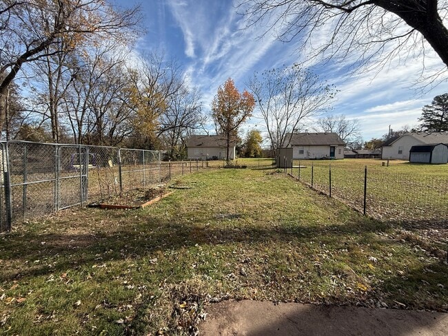 Building Photo - 2 bedroom Duplex in Catoosa, Small Pets welcome