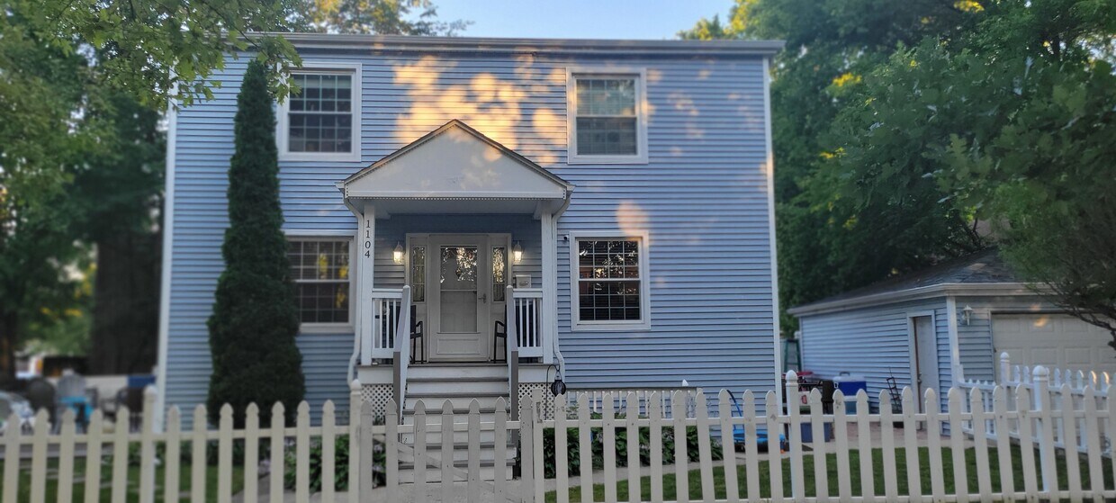Primary Photo - 1104 Darrow Ave