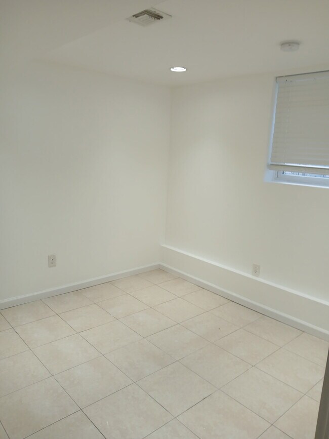 Foto del edificio - 34 Blaine Ave