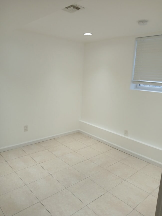 Building Photo - 34 Blaine Ave