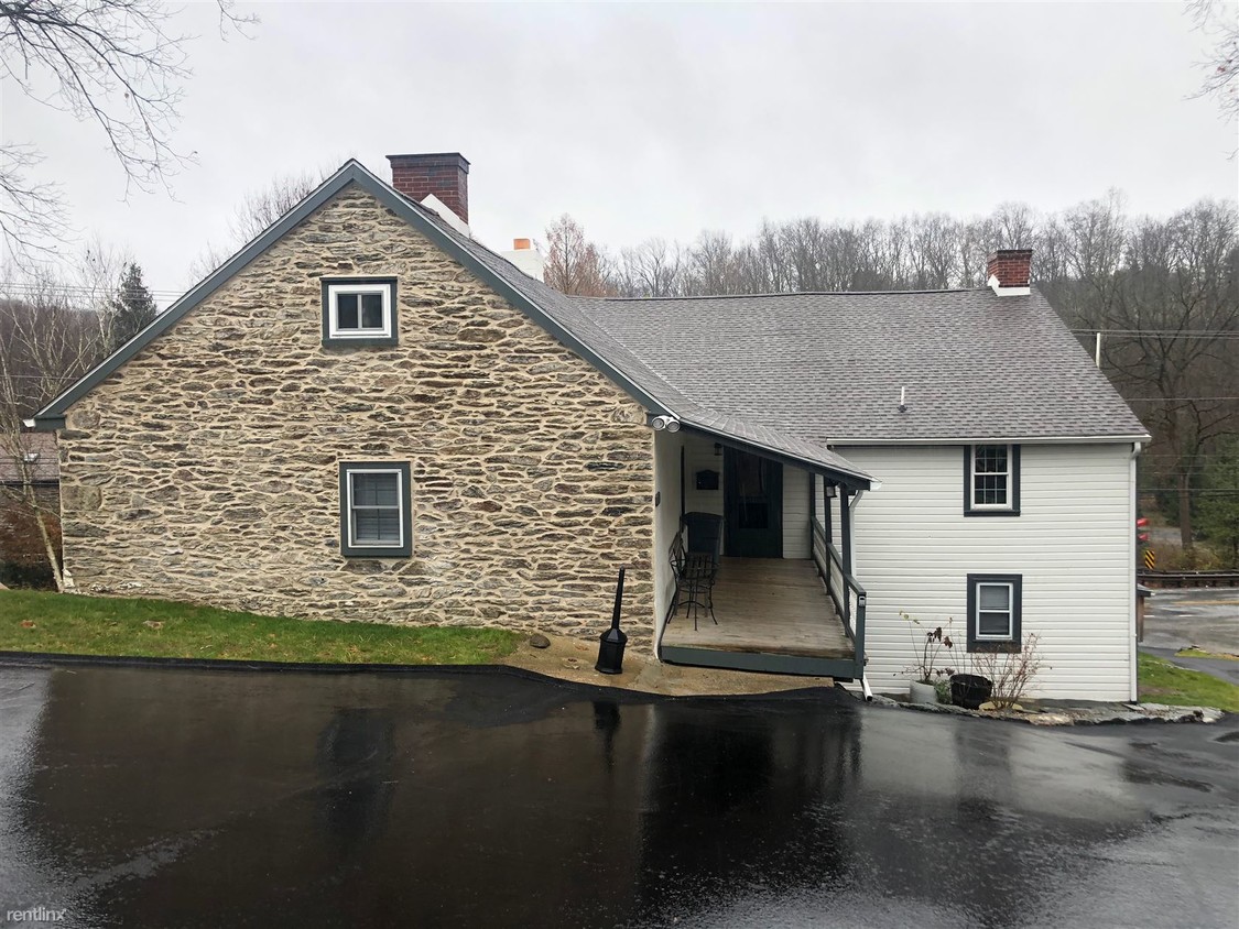 2103 Strasburg Rd Unit Apt 6, Coatesville, PA 19320 Room for Rent in