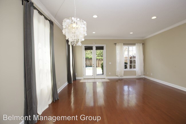 Building Photo - 2118 University Dr