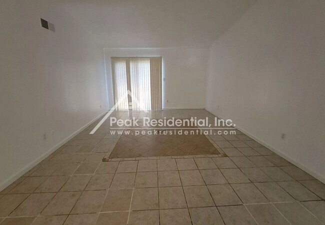 Foto del edificio - Nice 4bd/2ba House with 2 Car Garage near ...