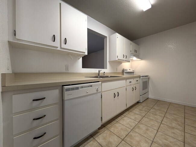 Kitchen - 1151 N Lion Cub Pt