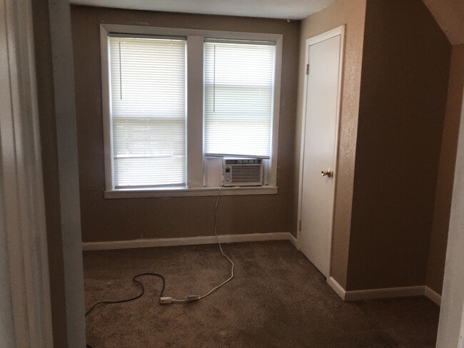 Bedroom 1 pic 1 - 684 Hawthorne Ave E
